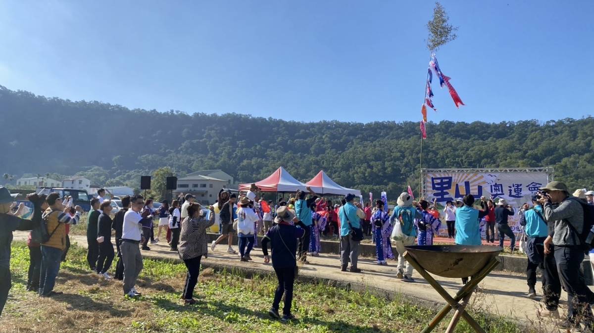 栗縣三義鄉鯉魚社區12月1日盛大舉辦全球首場「里山奧運」，透過一場別開生面的排球賽，一起見證田間的綠色保育以及國際里山倡議。