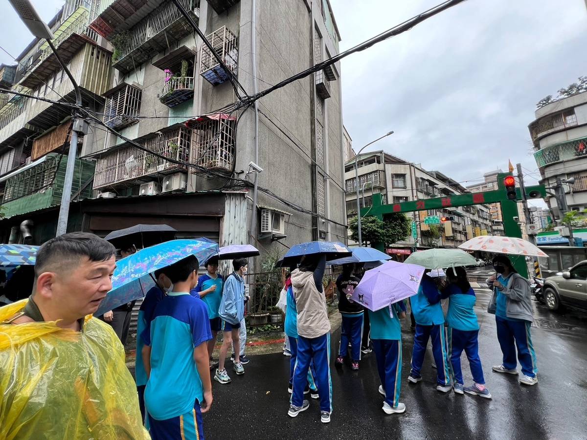 學校旁自立社區及克難街的名字都有特別的歷史意義