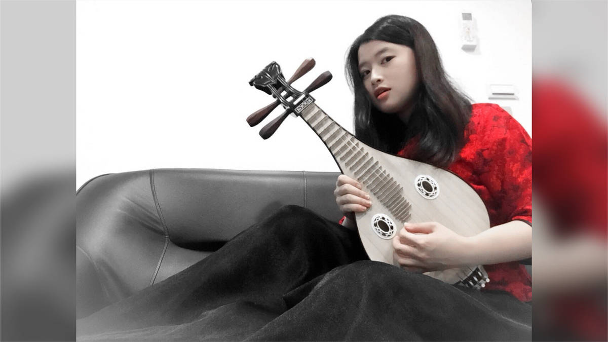 Isabelle with her traditional Chinese instrument Liuqin
.
馨誼和她的中國傳統樂器柳琴