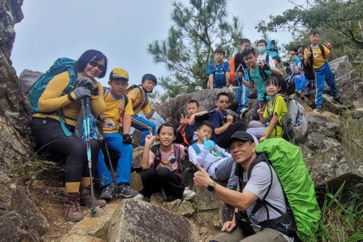 臺中市北區太平國小師生40多人一起攀登谷關七雄之一的東卯山。