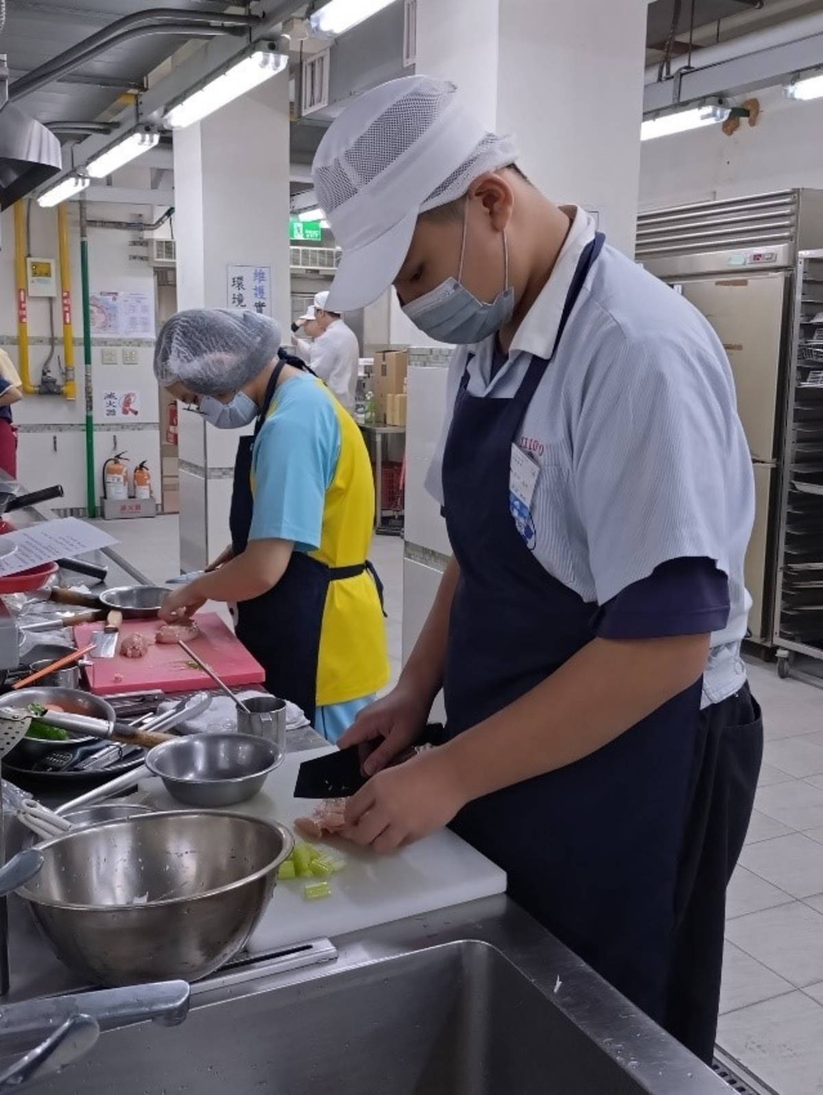 家政學藝競賽烹飪項目，學生製作黑胡椒溜