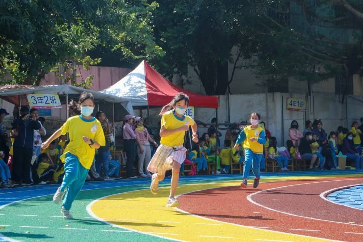 桃園龍岡國小更新運動場的彩虹跑道