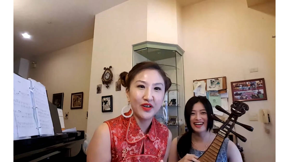 Me and Isabelle doing my live stream show
.
我和馨誼一起在我的直播節目