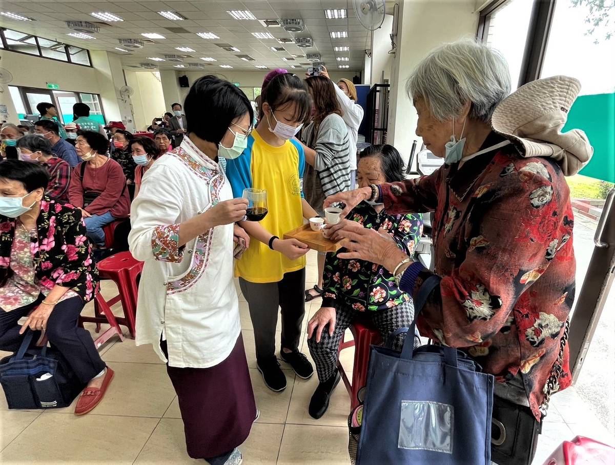 頂埔國小學童以茶學禮，泡一壺感恩茶向家人奉茶表達感恩