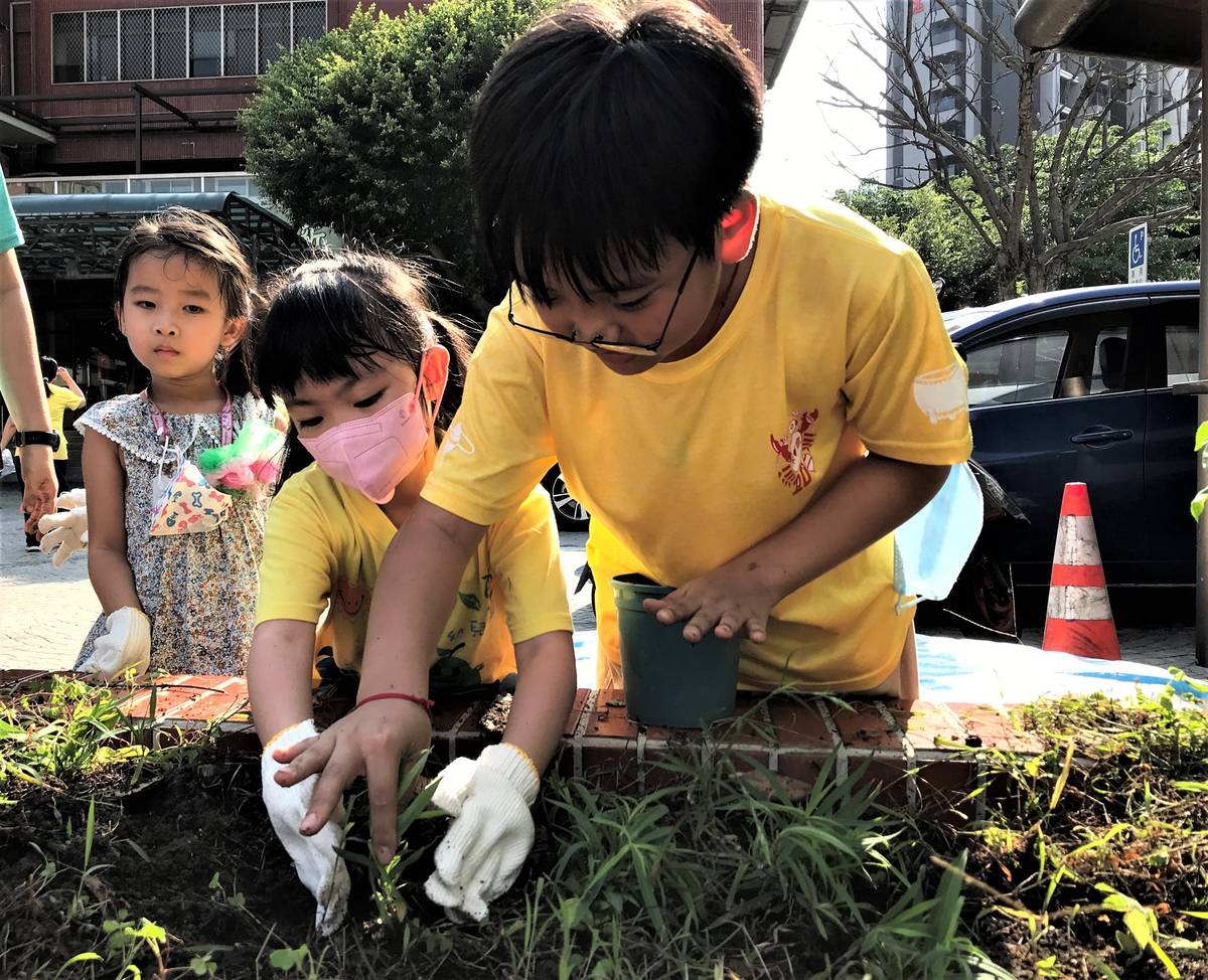 米倉國小大手牽小手推廣種植原生海濱植物