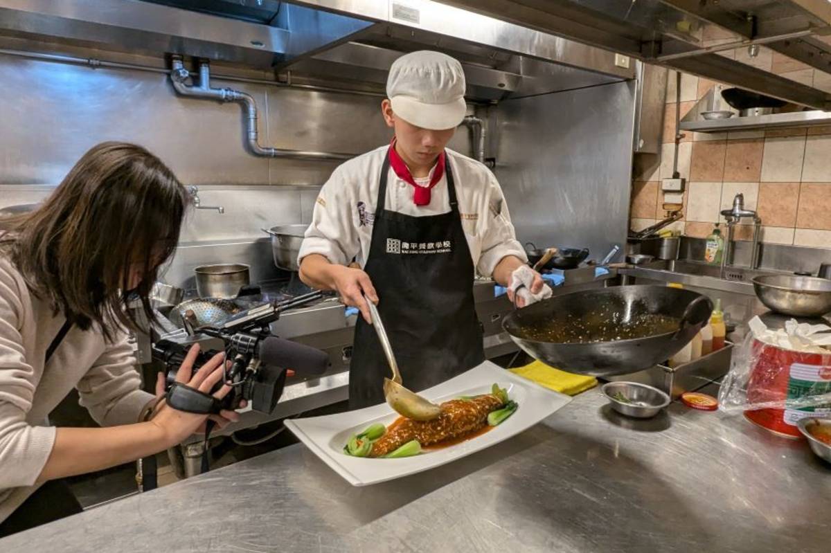 宮浚祐的《川蜀鴻運豆瓣魚》料理汁紅、色亮，口味鹹鮮、微辣中帶有酸甜