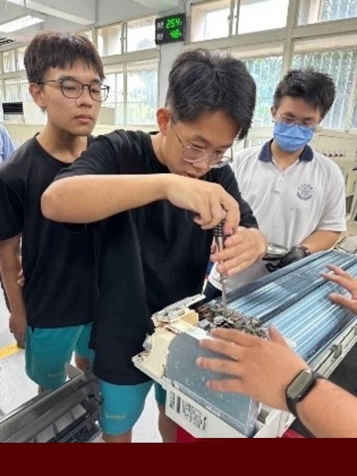 學生學習空調設備拆裝方式