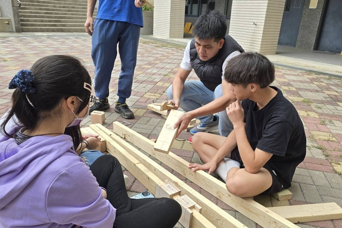 臺東女中美術班推動跨領域美感教育，首次與臺東木工名校公東高工合作，邀請木工科師生到校辦理為期2天的「木工工作坊」。