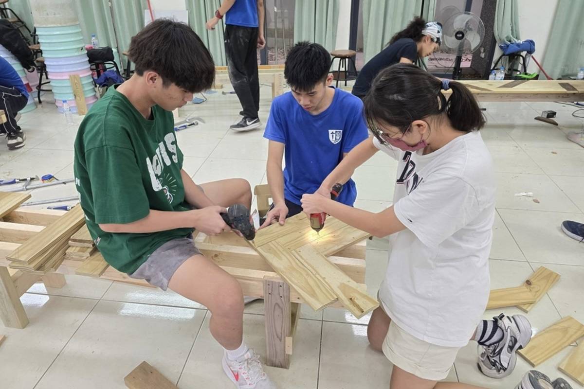 臺東女中美術班推動跨領域美感教育，首次與臺東木工名校公東高工合作，邀請木工科師生到校辦理為期2天的「木工工作坊」。