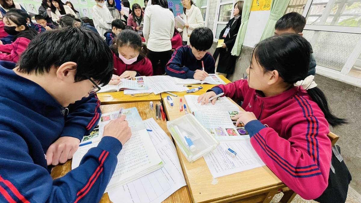 三峽國中林俐慈老師運用學習共同體教學讓小組學生深入談討國文課的意涵