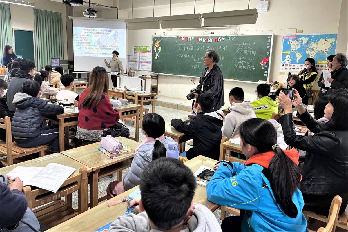 學習共同體首次以雙語教學進行健康課程的公開課，課堂更有深度與活力