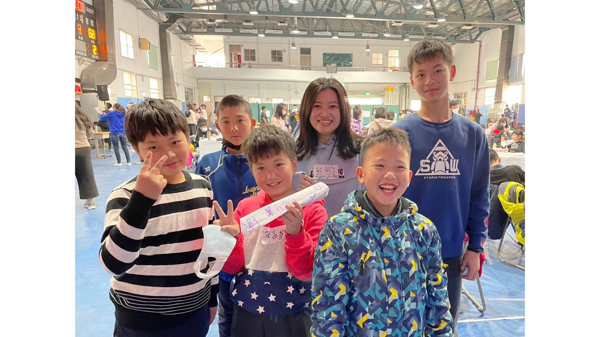 Teacher Isabelle Huang with her students
.
黃馨誼老師與學生