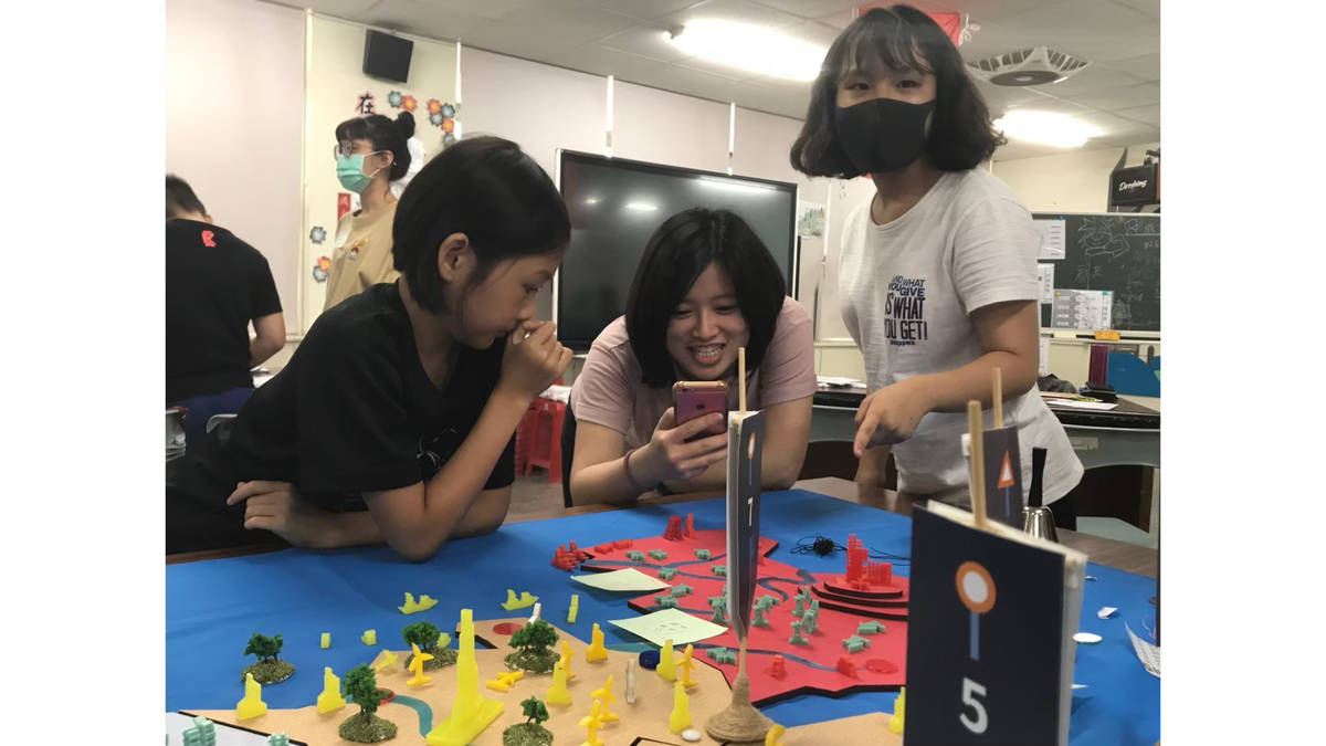 Teacher Isabelle Huang with her students
.
黃馨誼老師與學生