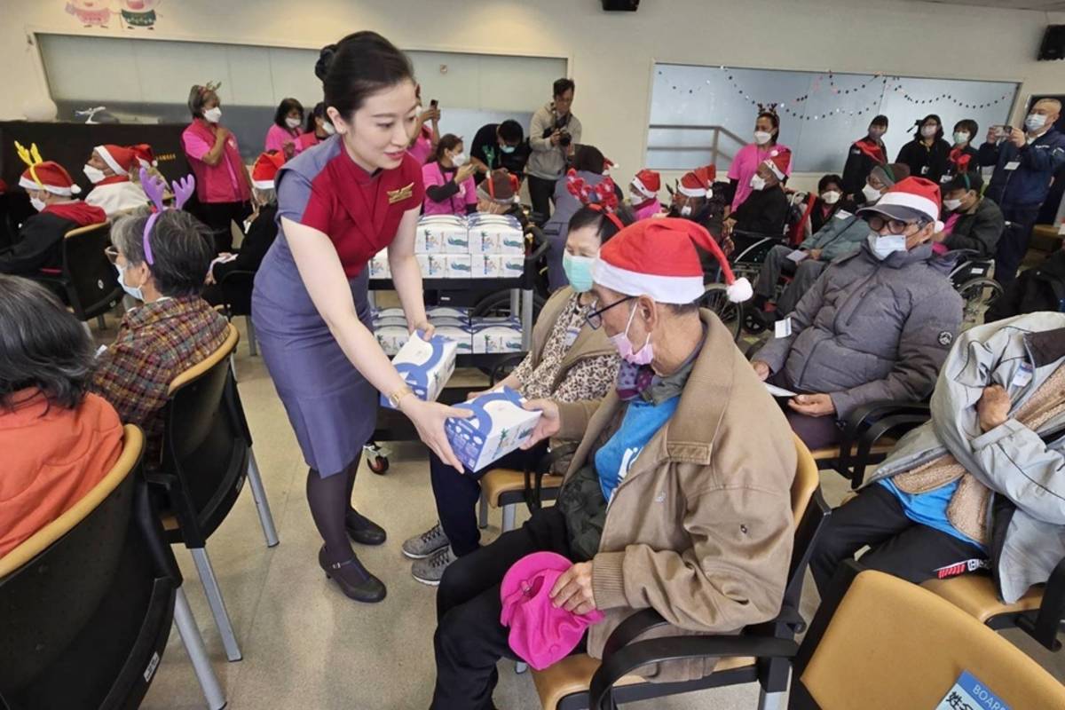 華信航空「虛擬客艙」之旅再度到臺東，為一粒麥子基金會金峰、關山日照中心長輩們獻上難忘的聖誕禮物。