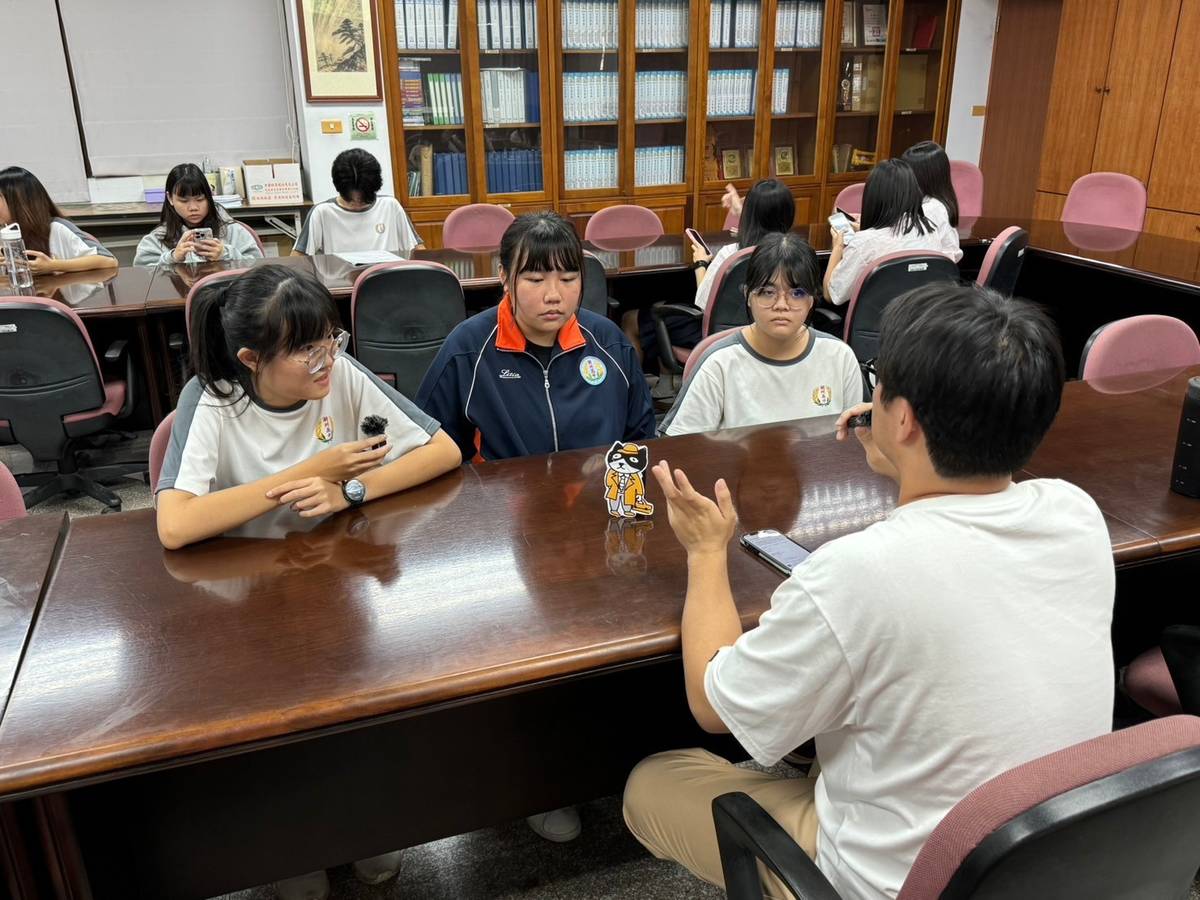 圖說：假掰特派員張育騰（右）訪問屏東潮州高中學生（左一到左三）