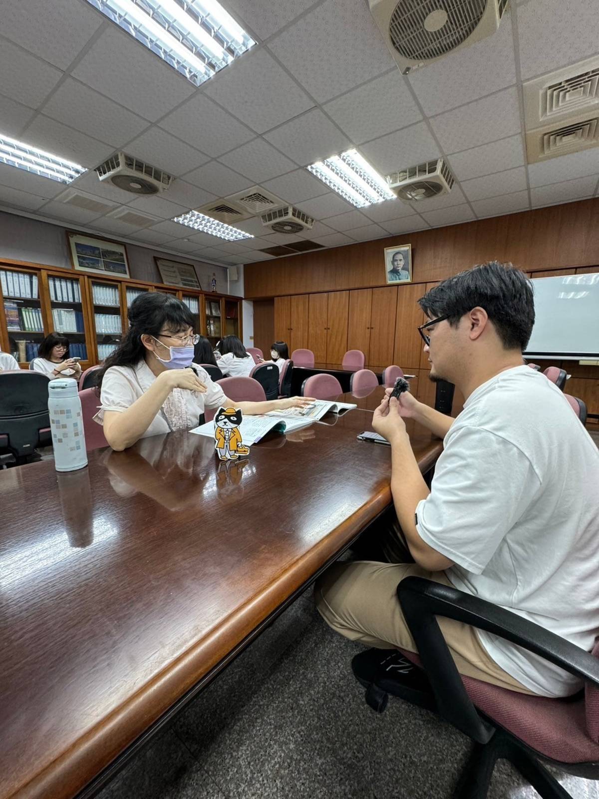 圖說：假掰特派員張育騰（右）訪問屏東潮州高中教師郭卜萱（左）