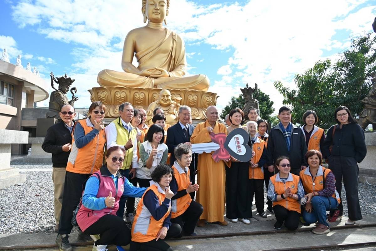 臺東仁愛之家復康巴士老舊易故障，經縣府牽線，獲民間團體捐贈1輛全新復康巴士，配有完善無障礙設施，大幅強化服務品質。
