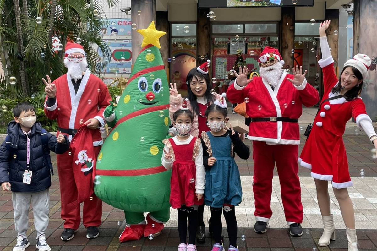 北市螢橋國小舉辦聖誕系列活動，聖誕樹和聖誕老人迎接學生上學