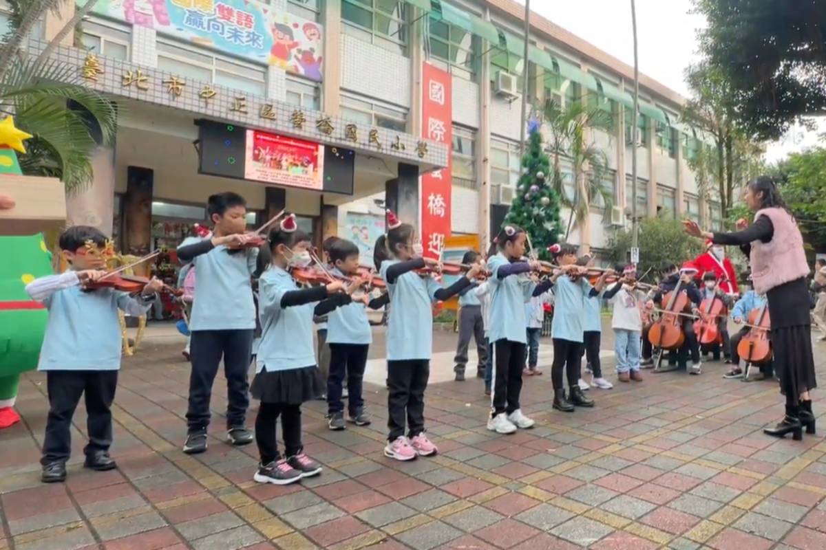 成軍近3個月的絃樂團在聖誕節當天帶來演出