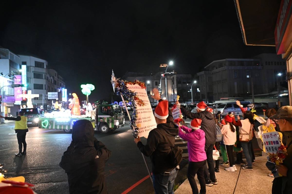 「聖誕在臺東~愛從神開始」系列活動，24日晚間在市區盛大辦理聖誕燈車遊行慶典，氣氛溫馨。