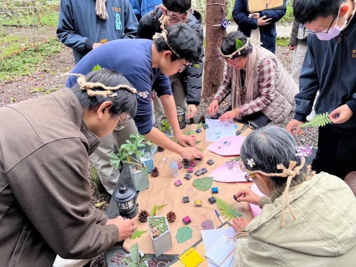 學生帶著觀眾體驗植物拓印