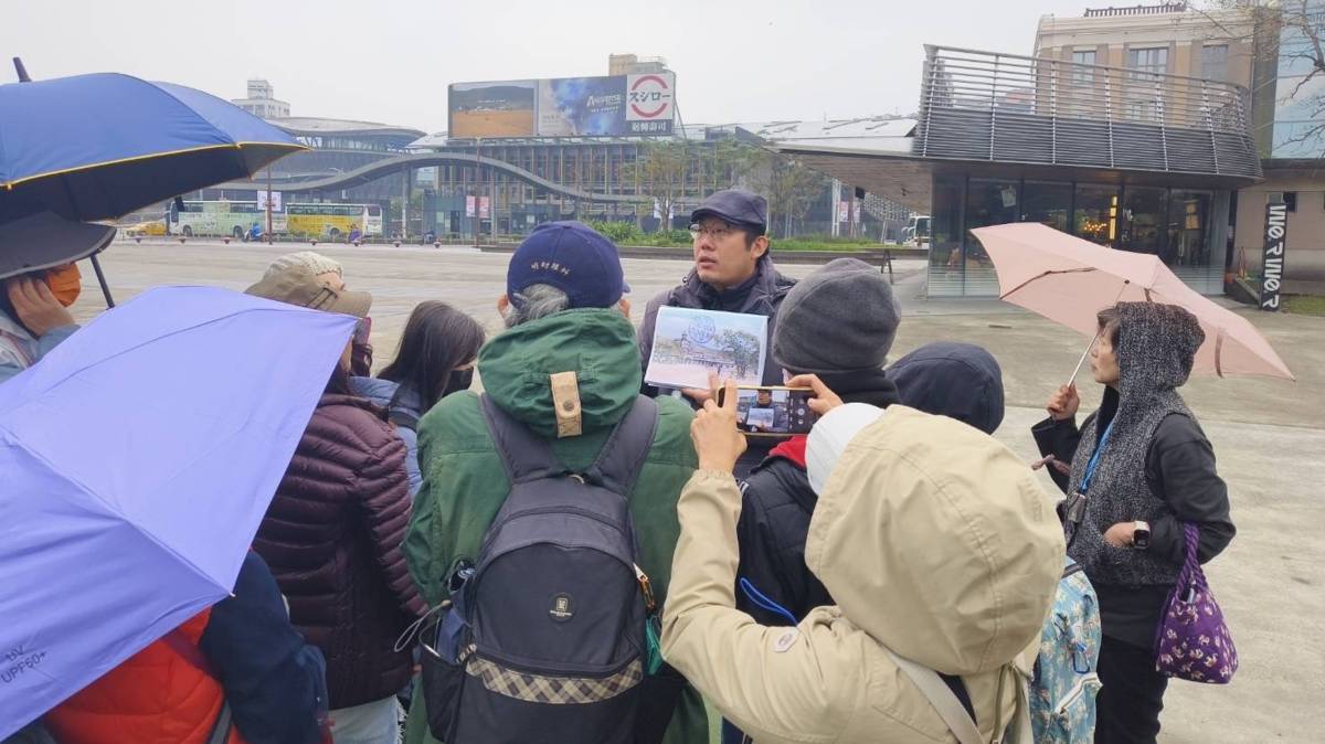 帶走讀，為遊客解說基隆港發展與西岸三里(和平里、仙洞里、太白里)的互動軌跡