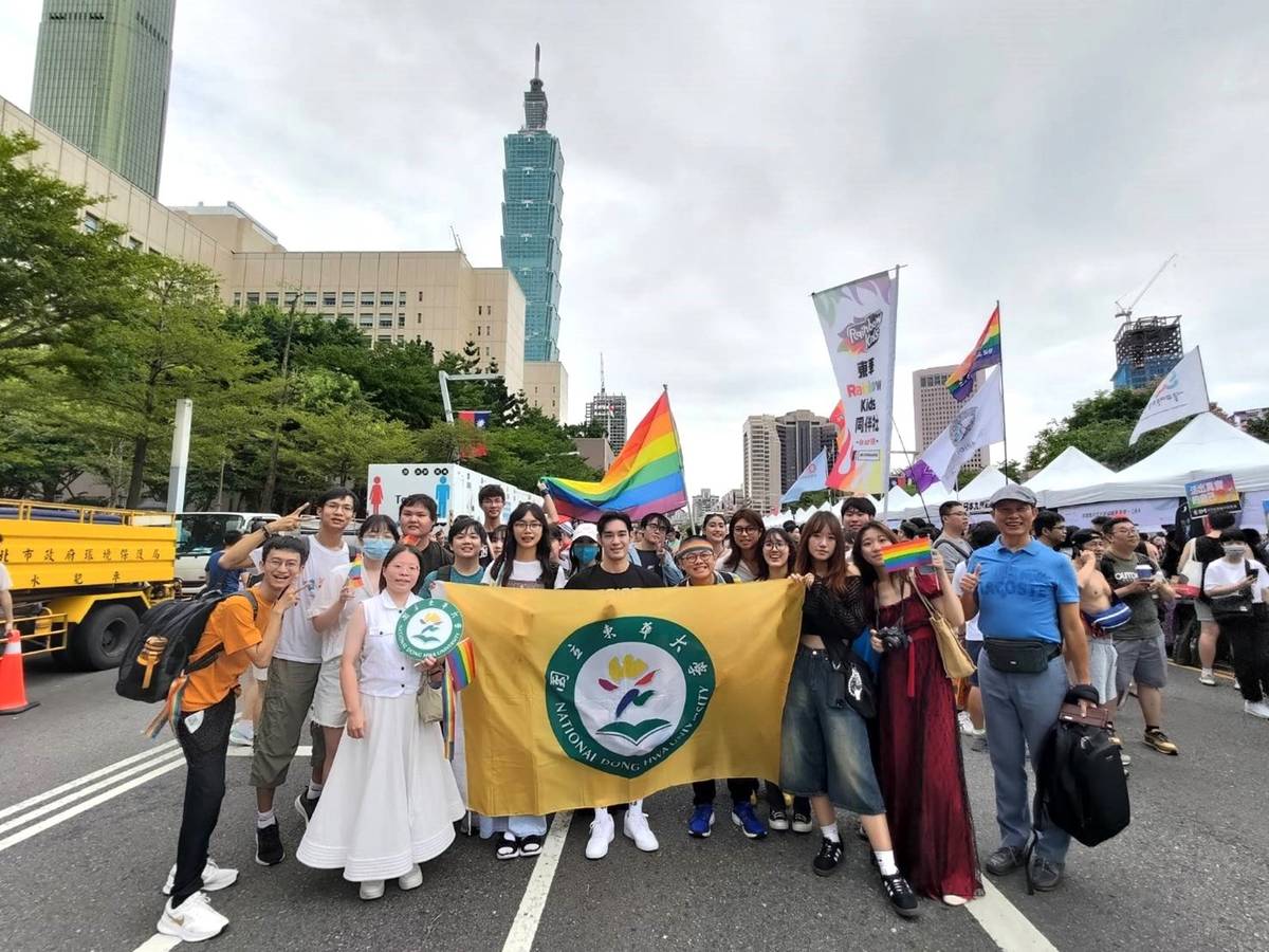 東華大學校外移地教學，帶領課堂學員參加臺灣同志大遊行活動，親身體驗課堂案例 (教育部提供)