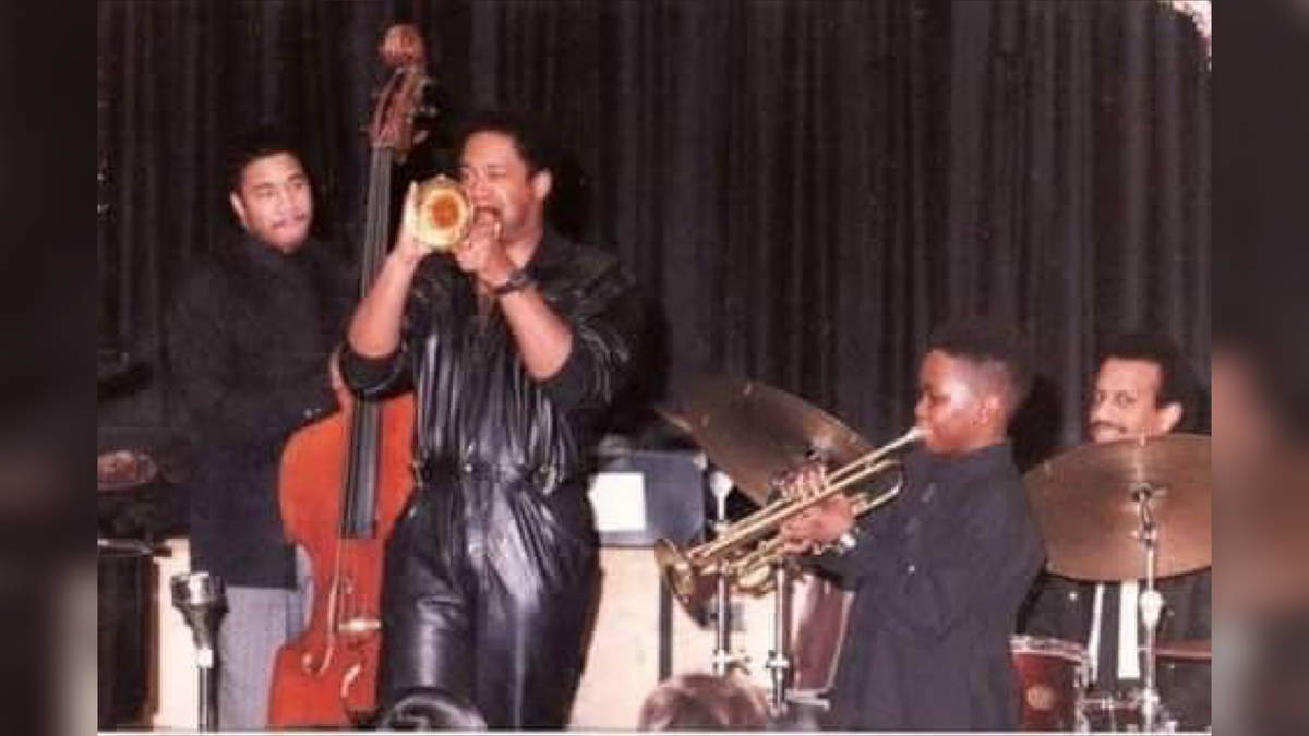 The legendary trumpeter, mentor, and remarkable human being to Nabaté Isles: Maestro Jon Faddis. This photo captures a memorable and inspiring moment from when Nabaté was just 12 years old! Accompanying Maestro Jon Faddis and Nabaté Isles was an elite rhythm section featuring Renee Rosnes on piano, James Genus on bass, and Billy Drummond on drums
.
傳奇小號手、導師及對Nabaté Isles意義非凡的人物：Jon Faddis大師。這張照片捕捉了Nabaté僅12歲時的一個難忘且鼓舞人心的瞬間！與Jon Faddis大師和Nabaté Isles同台的，是一支精英級的節奏組，包括Renee Rosnes（鋼琴）、James Genus（貝斯）和Billy Drummond（鼓）



