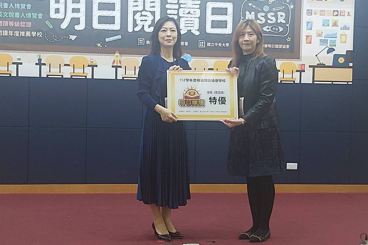 桃園市蚵間國小校長江惠玲(左)是該校推動閱讀的推手，也是帶動學生與家庭改變的功臣。