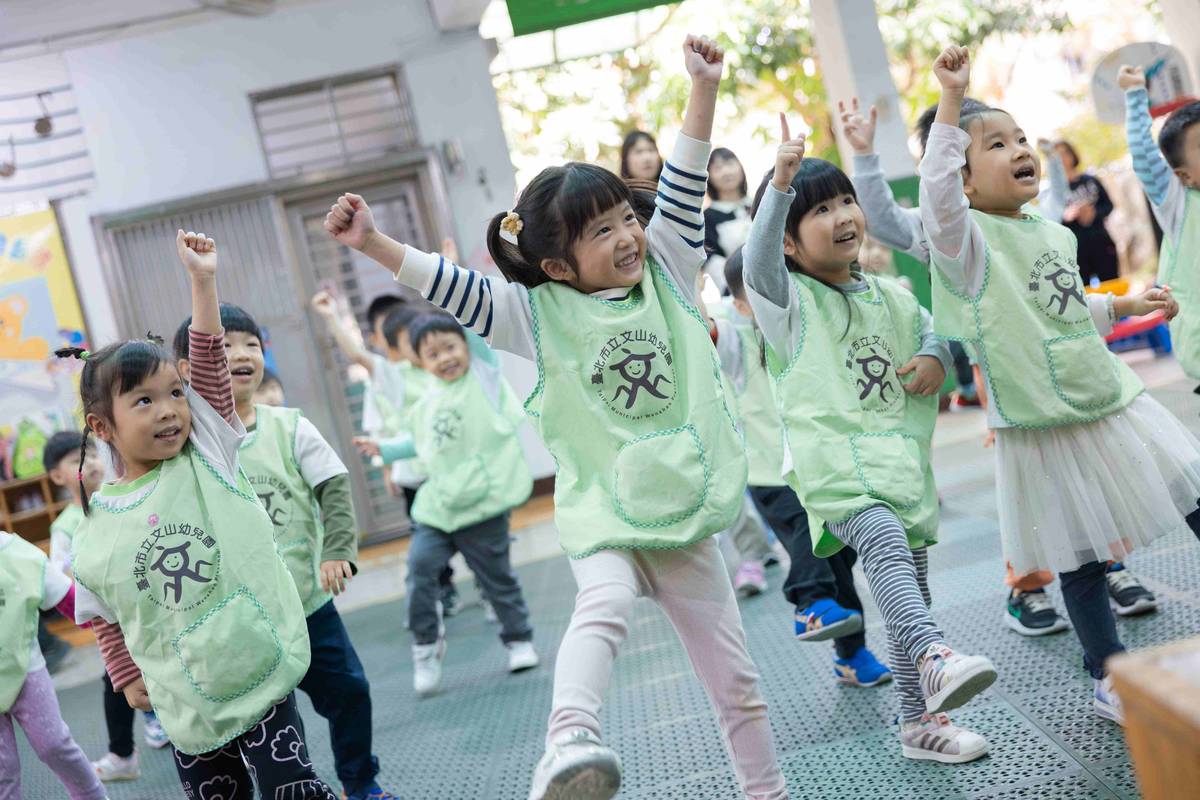 文山幼兒園教師取材動畫《妖果小學》，自編MV律動教案