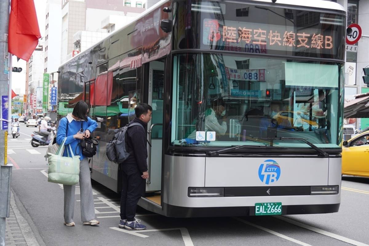 臺東縣市區公車自今年1月1日起，公車B線將每日新增2班次，為通勤通族與晚間乘車需求民眾提供更便捷服務。