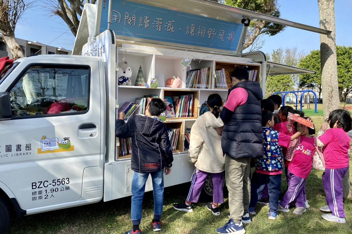 企業捐贈的行動書車，將閱讀帶到桃園市各區。(桃園市教育局提供)