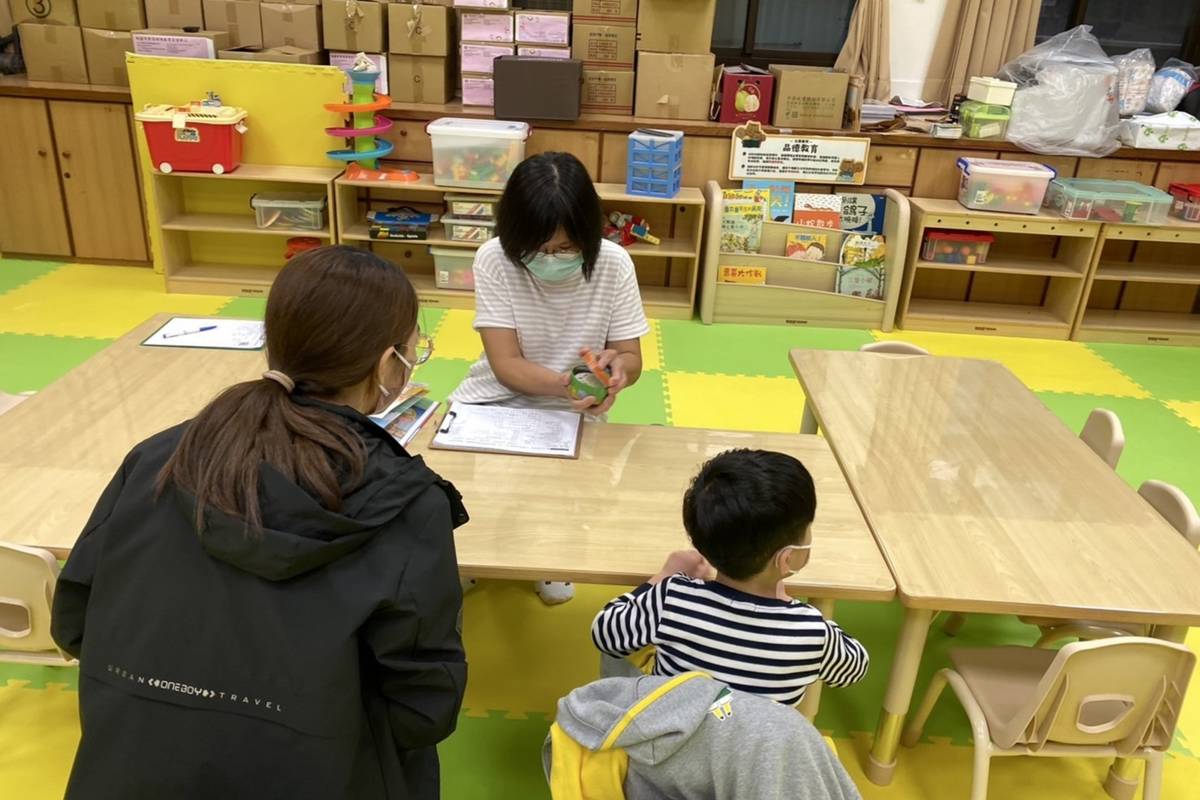 現場提供家長及幼兒諮詢服務（桃園市東門國小學前特教據點） (教育部提供)