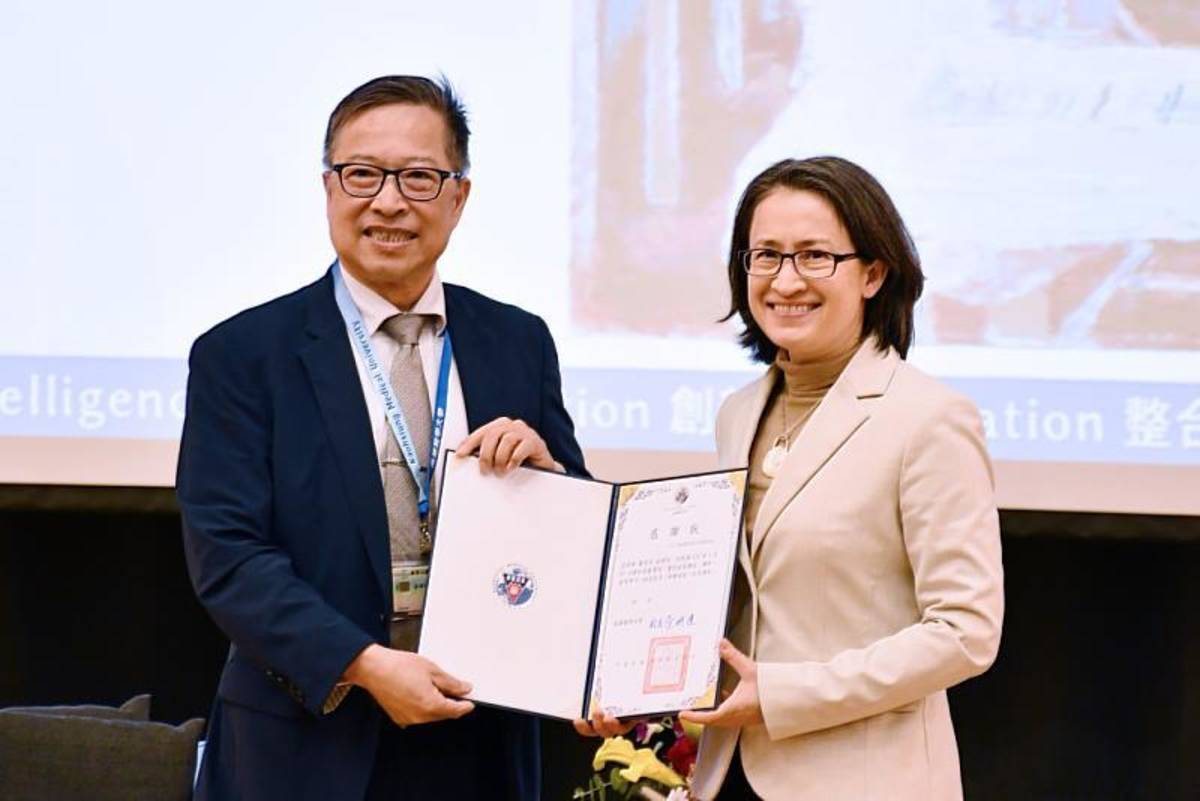 高雄醫學大學校長余明隆(左)致贈感謝狀給蕭美琴副總統 (高醫大提供)