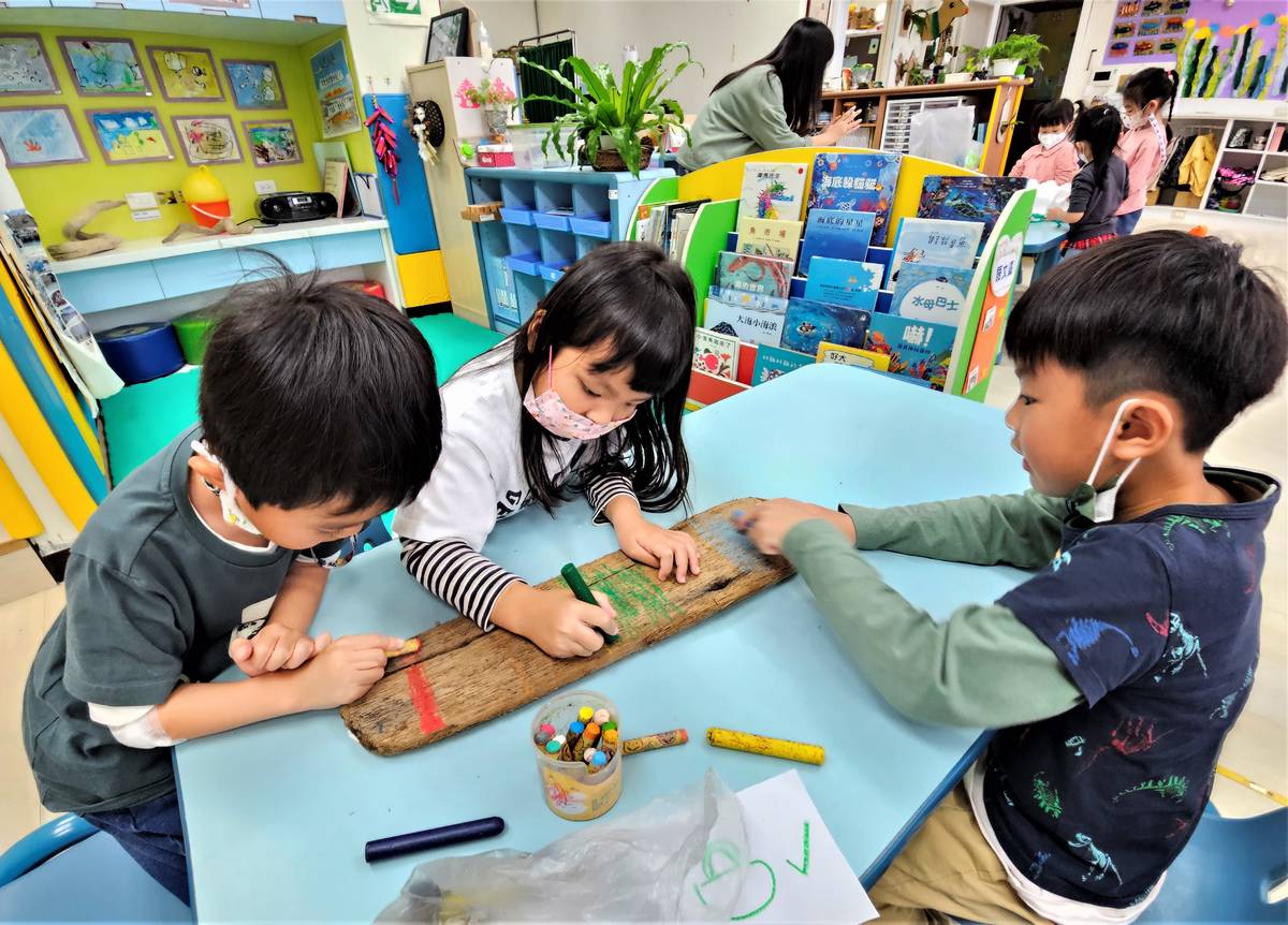 乾華國小附幼將漂流木結合海廢物進行創作