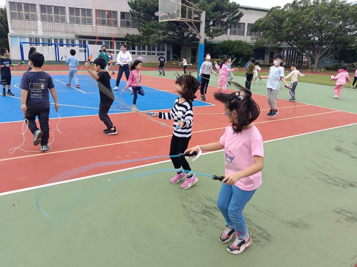 桃園市觀音區育仁國小規劃｢跳繩走讀家鄉、生活創遊趣｣活動，育仁國小學生下課自主練習