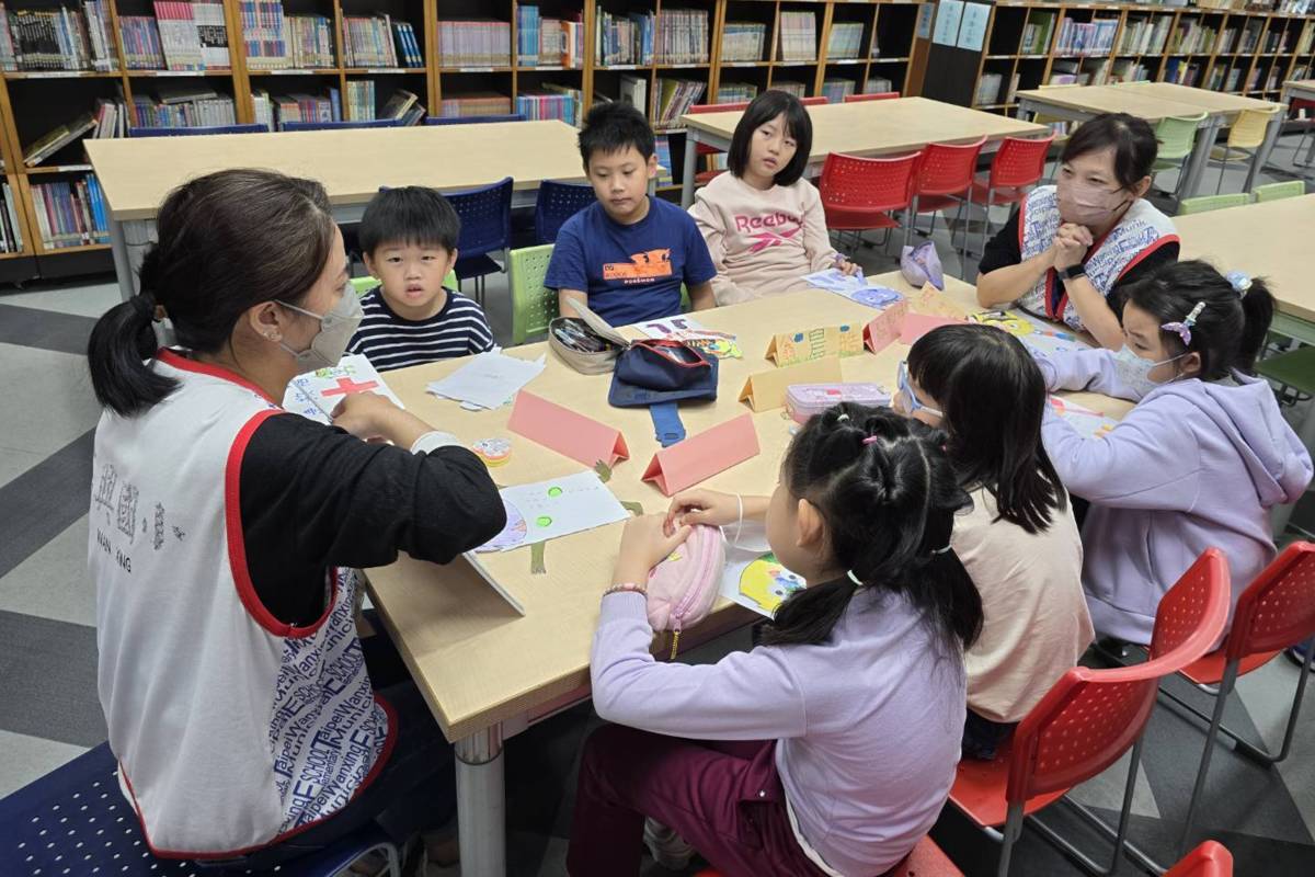 北市萬興國小小精靈讀書會，圖書志工帶著小朋友認識、覺察情緒