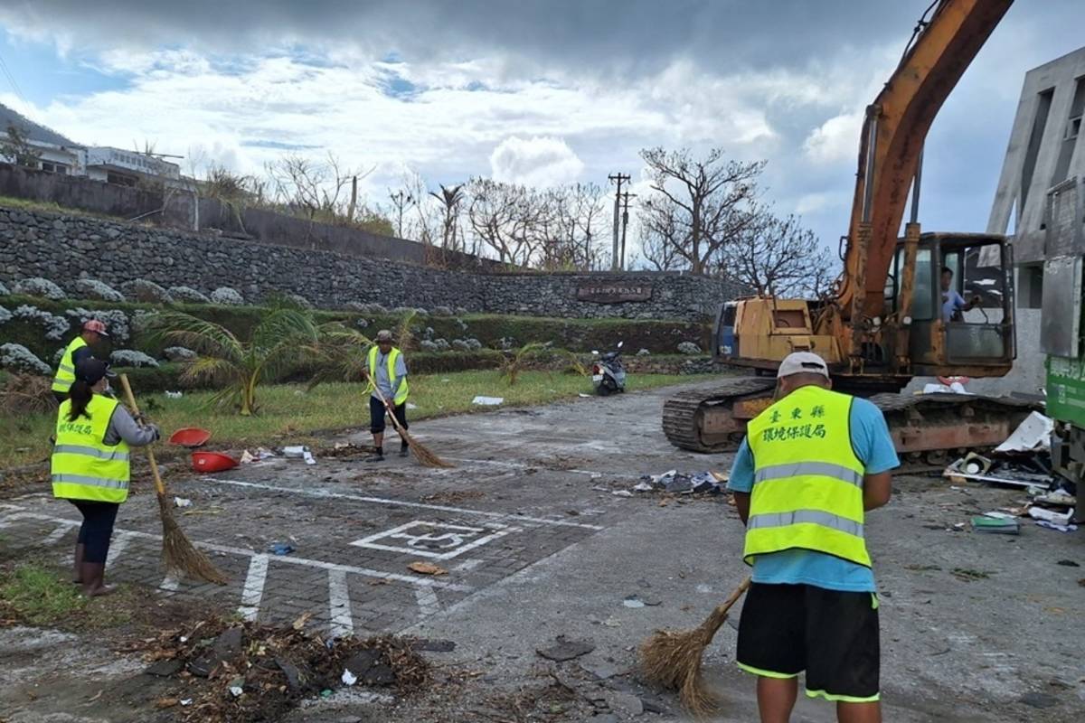 綠島、蘭嶼鄉以海洋生態及原民文化每年吸引眾多遊客，縣府宣導從源頭減少垃圾量，去年垃圾清理數據顯示廢棄物總重17614.5公斤，較前年的29788公斤減少約12000公斤。