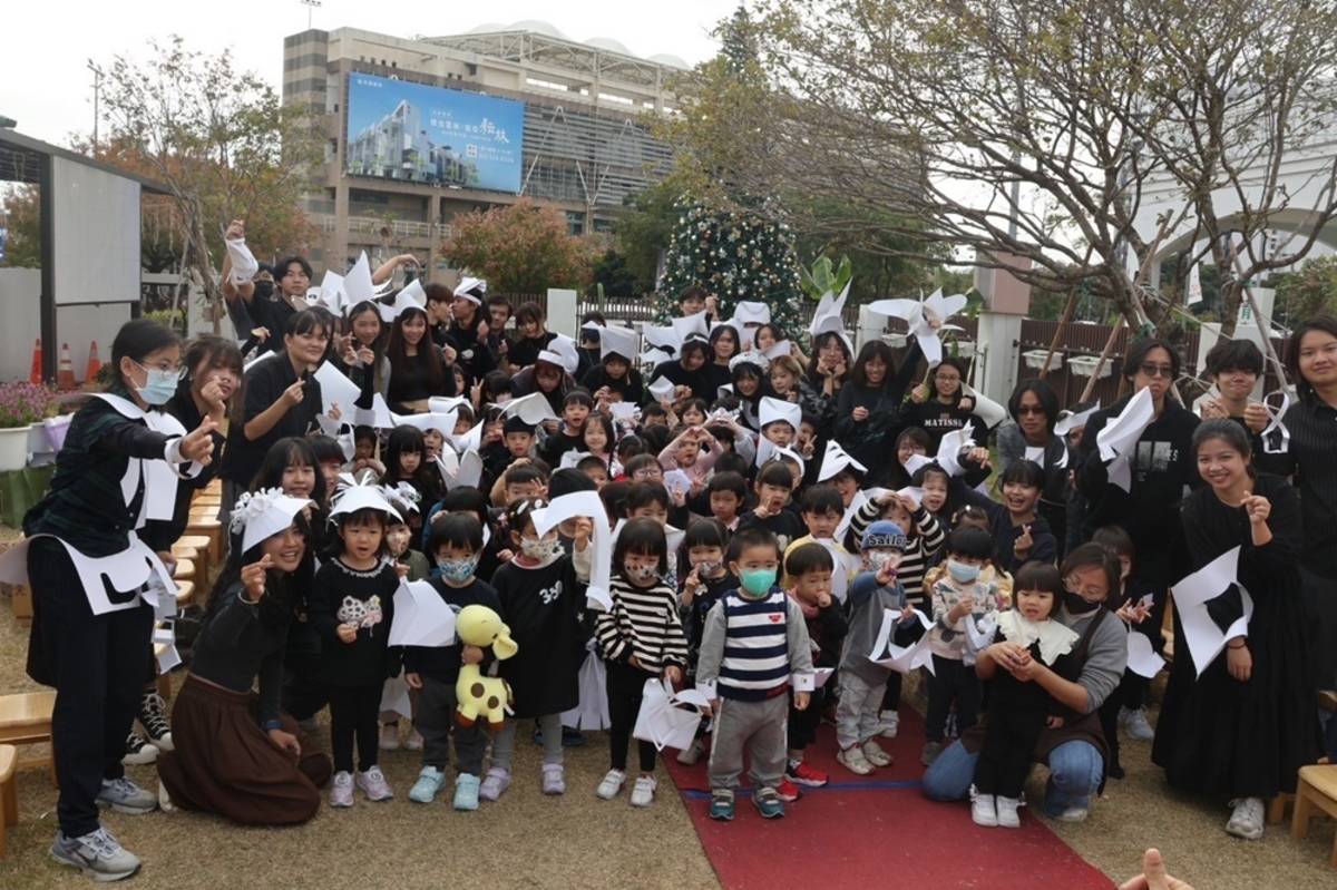 雲科大學生與幼兒園學童身穿紙製服飾合影（圖源：雲科大）