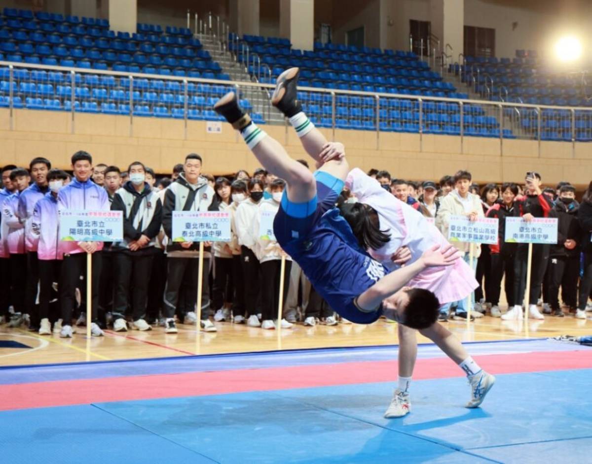 大理高中及萬華國中市中運開幕式帶來角力表演