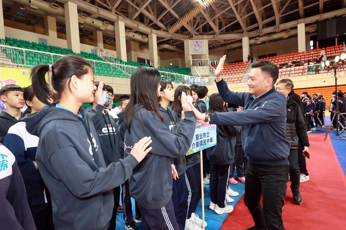 北市府俞振華副秘書長與各校代表隊選手擊掌，鼓勵選手爭取最佳成績