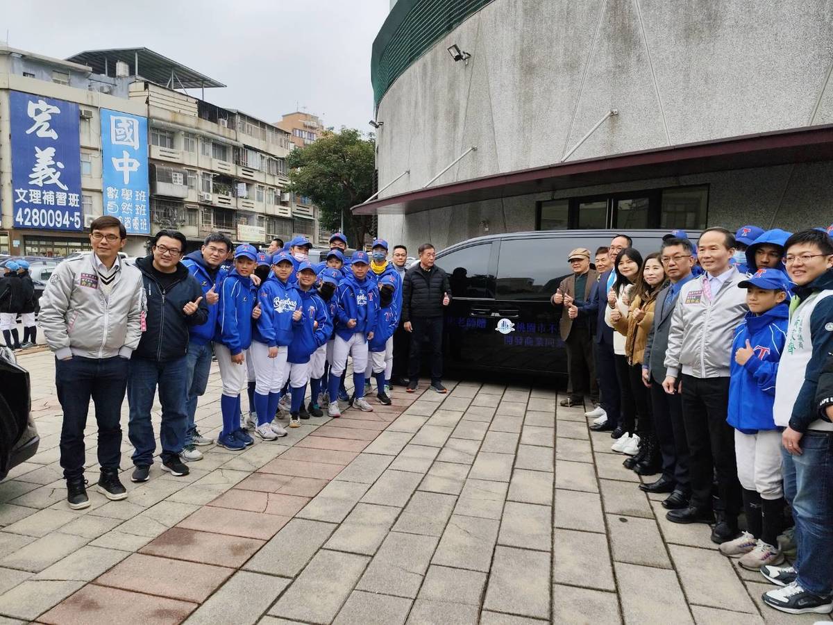 新明國中獲贈新的交通車，讓教練安心駕駛，提升選手們的乘坐安全