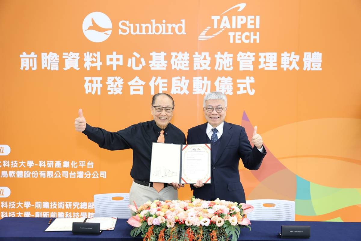 北科大校長王錫福（右）、Sunbird董事長徐清一共同簽署前瞻資料中心基礎設施管理軟體研發合作合約。(北科大提供)