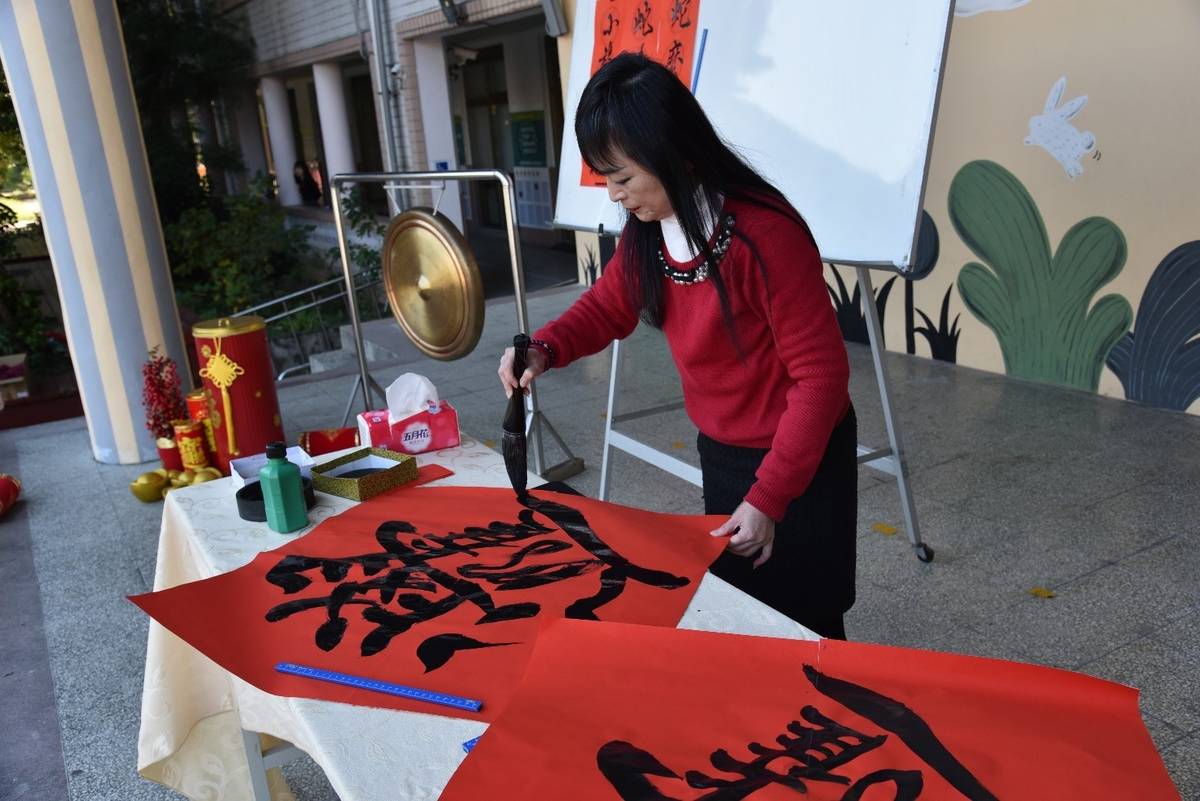 莊訪祺校長書寫致贈螢橋學子新春吉祥字「好學上進」合體字，勉勵全校學生努力學習