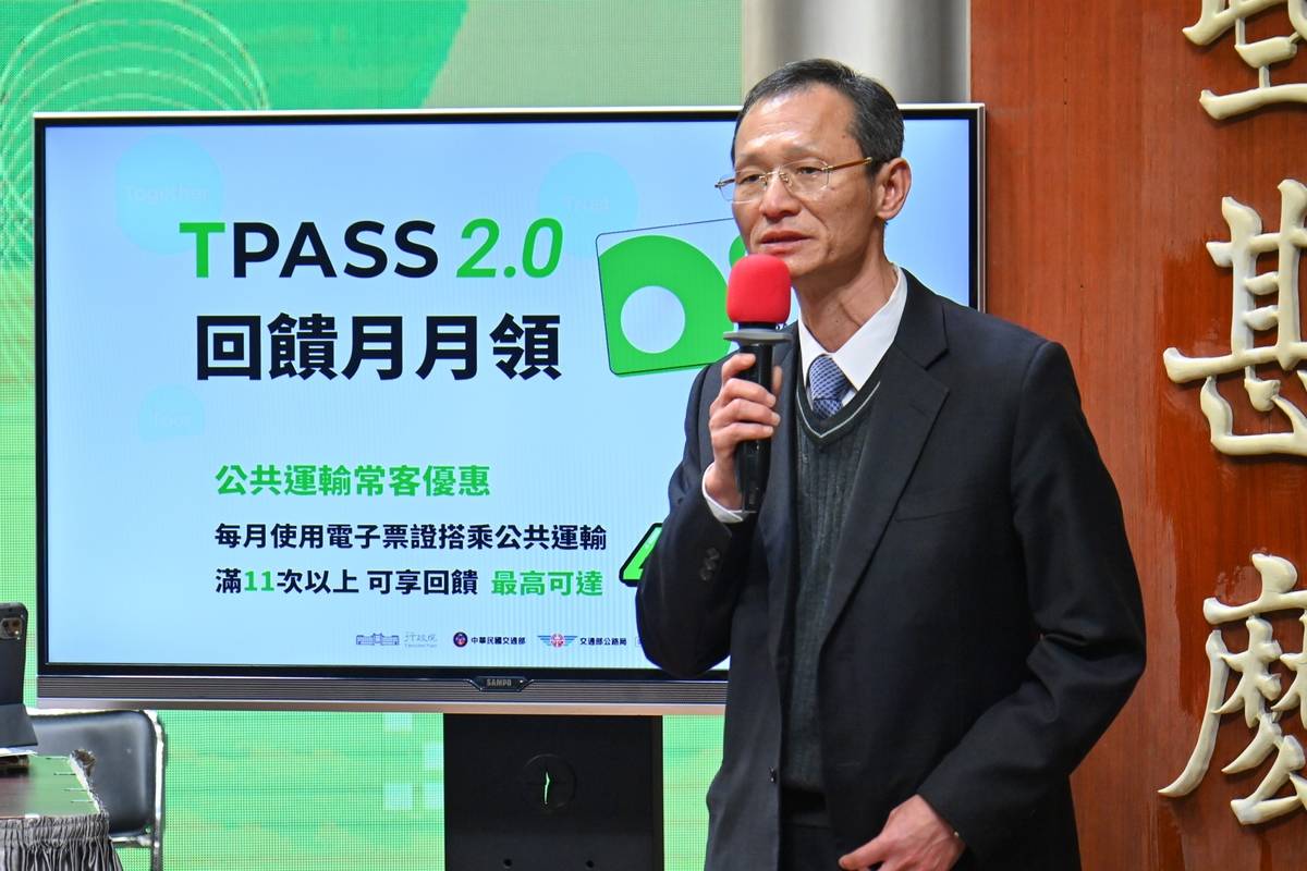 交通部公共運輸及監理司司長林福山說明TPASS 2.0常客回饋方案。(行政院提供)