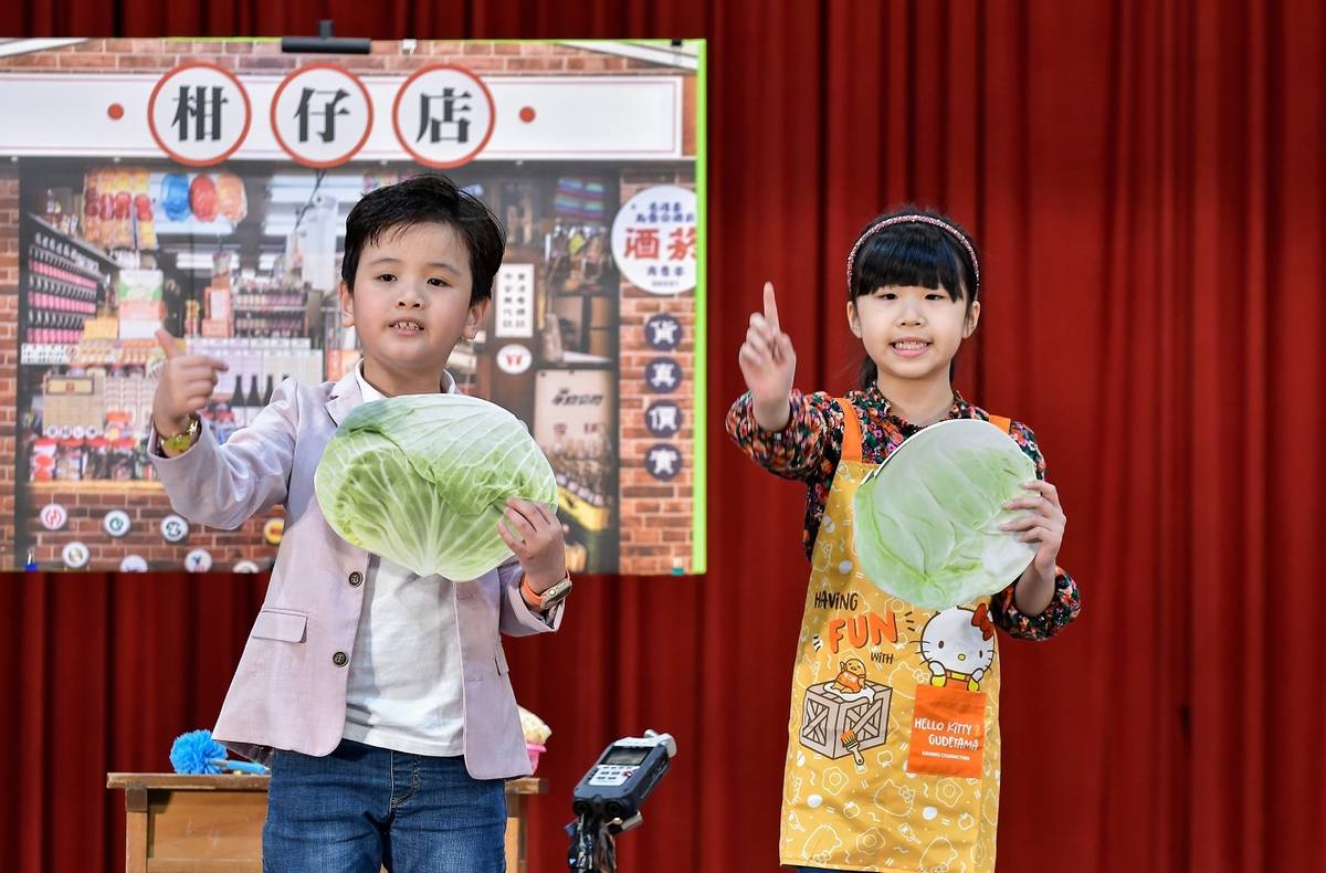 學生自行設計劇本，並以母語為媒介進行話劇表演