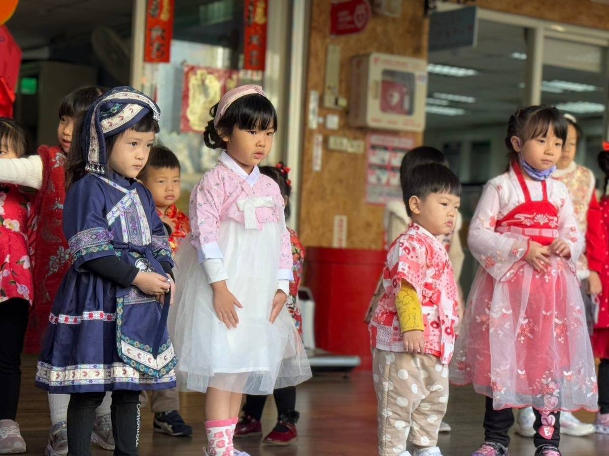 幼童穿著苗族、韓服、和服、漢服，體驗多元文化