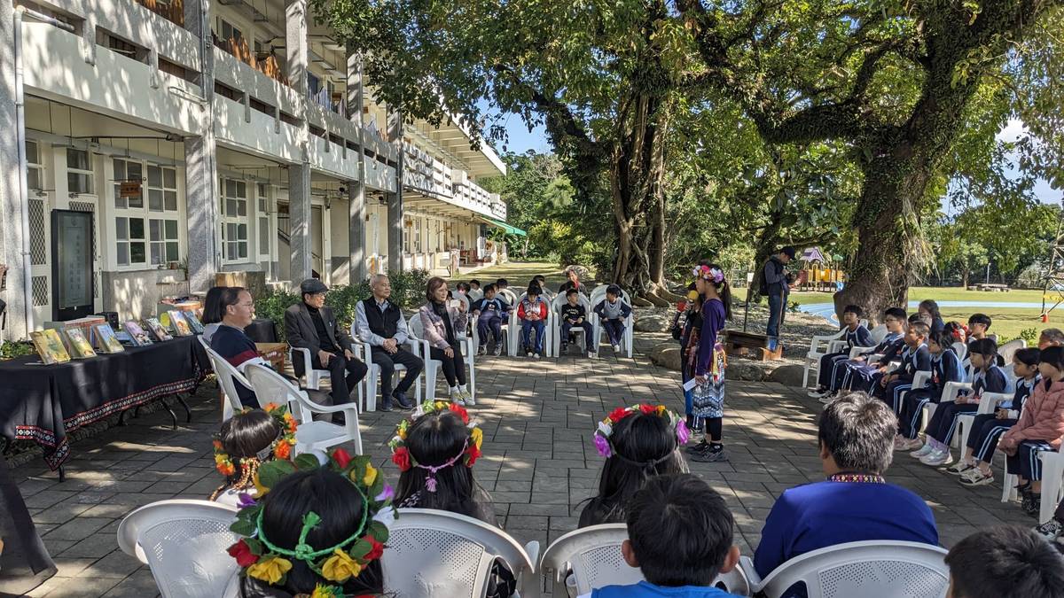 「卑南族響亮的歌聲，是利嘉的名聲；童年最美的夢，是《利卡夢》」在滿校清新的梅花香中，開啟利嘉國小嶄新閱讀室。