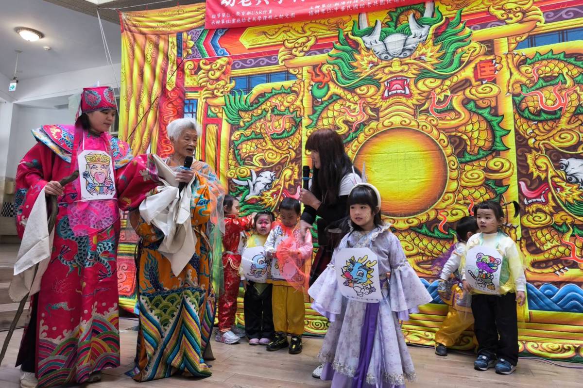 陽光森林幼兒園老幼共學跨世代歌仔戲演出，阿嬤與小朋友共演十二生肖的故事。