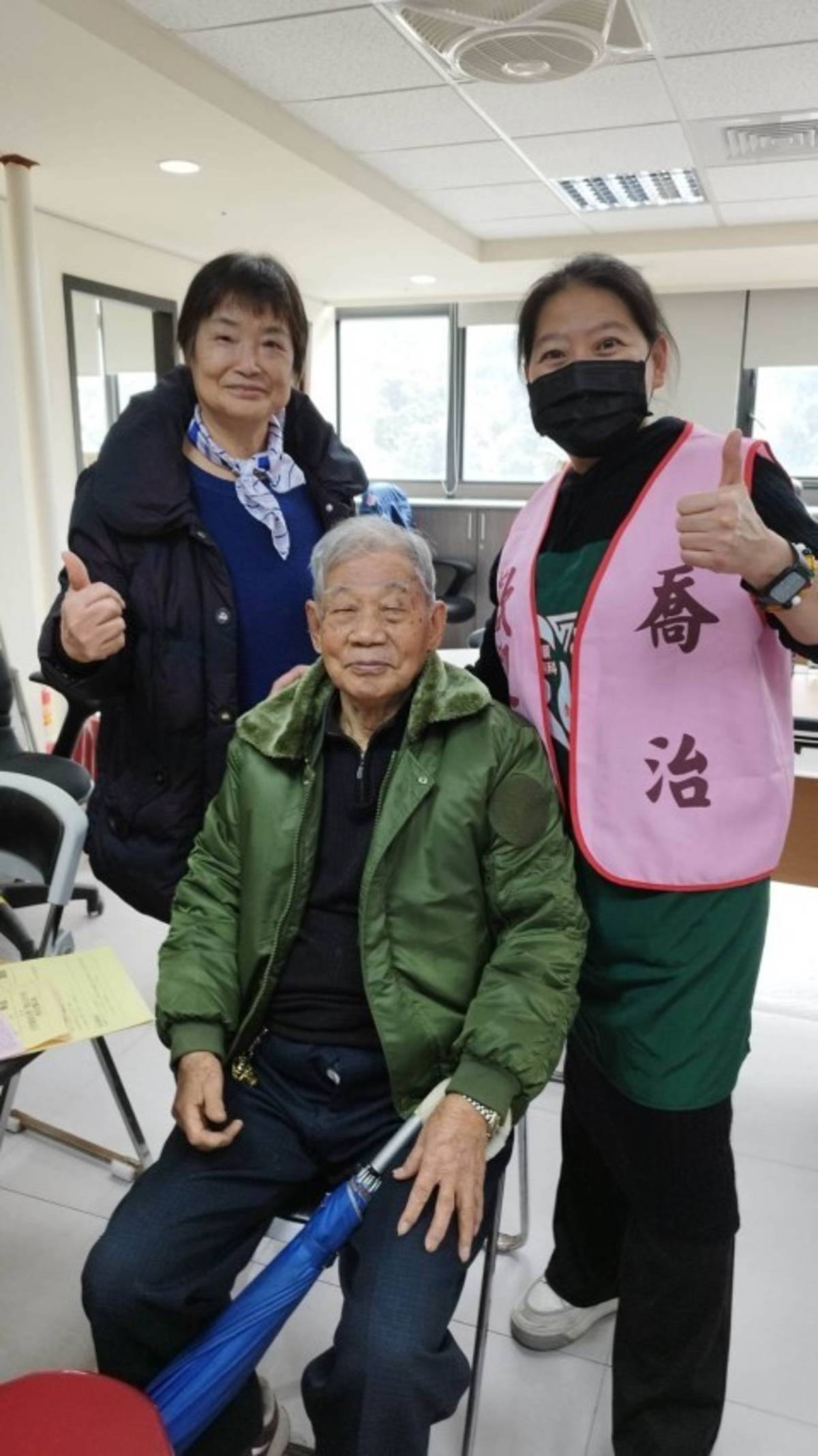 高齡100歲爺爺開心手部修護